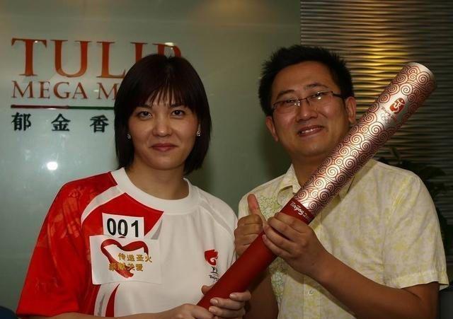 中国首枚游泳奥运金牌得主，47岁坐拥上亿身家，为医疗人员加油