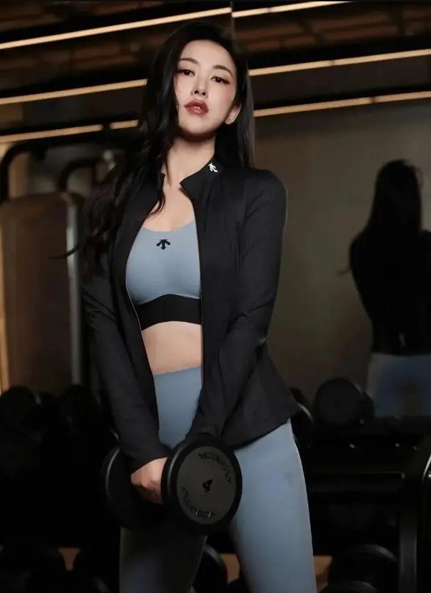 瑜伽健身房视频_瑜伽美女健身房运动_瑜伽房练瑜伽照片
