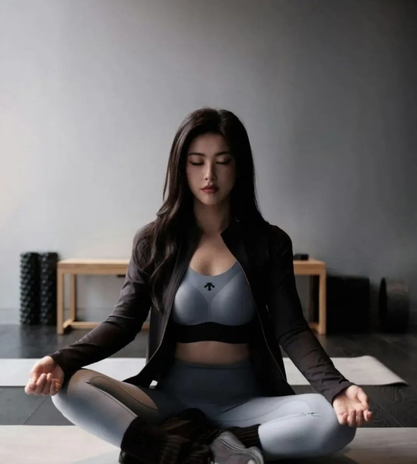 瑜伽健身房视频_瑜伽房练瑜伽照片_瑜伽美女健身房运动