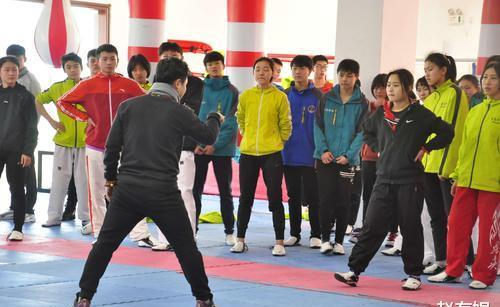举重搓澡工_全国举重冠军搓澡_前举重冠军当搓澡工