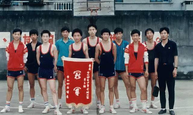 回浦中学篮球队：县级冠军队战胜清华附中夺冠的秘诀探寻